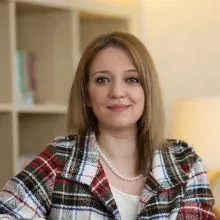 Psk. Nesli Zağlı — Psikoloji, İzmir. Portre fotoğrafı.