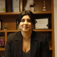 Dt. Hande Nur Duru — Diş Hekimi, Denizli. Portre fotoğrafı.