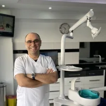 Dt. Cüneyt Postacı — Diş Hekimi, Antalya. Portre fotoğrafı.