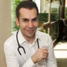 Uzm. Dr. Siyamek Saleki — Dermatoloji, Beşiktaş, İstanbul. Portre fotoğrafı.