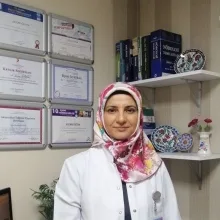 Uzm. Dr. Suzan Üstün — İstanbul. Portre fotoğrafı.