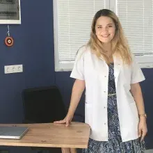 Dt. Merve Deniz Avcı — Diş Hekimi, Bodrum, Muğla. Portre fotoğrafı.