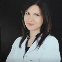 Dt. Elis Esen — Diş Hekimi, Fatih, İstanbul. Portre fotoğrafı.