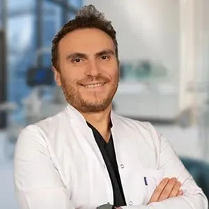 Dt. Mesut Mercan — Diş Hekimi, İstanbul. Portre fotoğrafı.