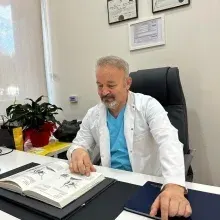Op. Dr. Celalettin Demir — Kulak Burun Boğaz, İstanbul. Portre fotoğrafı.