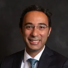 Prof. Dr. Cüneyt Özmen — Göz Hastalıkları, Çankaya, Ankara. Portre fotoğrafı.