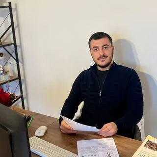 Dyt. Emirhan Yavuz — Diyetisyen, İstanbul. Portre fotoğrafı.