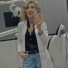 Dt. Yasemin Ateş — Diş Hekimi, Eskişehir. Portre fotoğrafı.