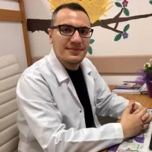 Uzm. Dr. Şükrü Aydoğan Akcan — Çocuk Sağlığı Ve Hastalıkları, İzmir. Portre fotoğrafı.