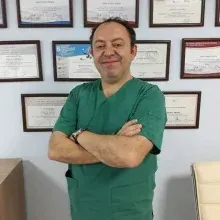 Op. Dr. Serkan Akarsu — Kalp Ve Damar Cerrahisi, İzmir. Portre fotoğrafı.