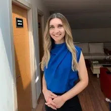 Dyt. Betül Ova — Diyetisyen. Portre fotoğrafı.