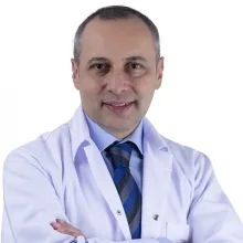 Op. Dr. Ferşat Muhacir — Göz Hastalıkları, Antalya. Portre fotoğrafı.