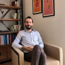 Uzm. Dr. Güçlü Ayaz — Çocuk ve Ergen Psikiyatrisi, İstanbul. Portre fotoğrafı.