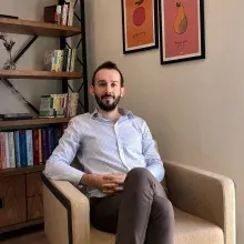 Uzm. Dr. Güçlü Ayaz — Çocuk ve Ergen Psikiyatrisi, İstanbul. Portre fotoğrafı.