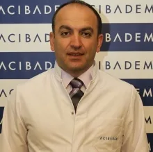 Prof. Dr. Erdal Okur — Göğüs Cerrahisi, İstanbul. Portre fotoğrafı.