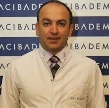 Prof. Dr. Erdal Okur — Göğüs Cerrahisi, İstanbul. Portre fotoğrafı.