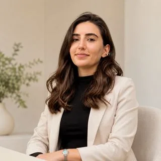 Kl. Psk. Özge Karahan — Psikoloji, İstanbul. Portre fotoğrafı.