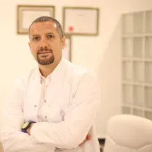 Uzm. Dr. Umut Hasan Kantarcı — Radyoloji, İzmir. Portre fotoğrafı.