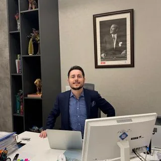 Doç. Dr. Miraç Özalp — İstanbul. Portre fotoğrafı.