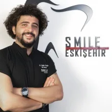 Dt. Çağlar Yener — Diş Hekimi, Tepebaşı, Eskişehir. Portre fotoğrafı.