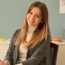 Kl. Psk. Cansu Yılmaz — Psikoloji, İstanbul. Portre fotoğrafı.