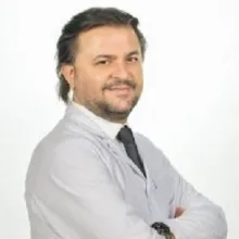 Dt. Ahmet Fehmi Bayraklı — Diş Hekimi, İstanbul. Portre fotoğrafı.