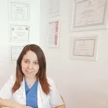 Dt. Gizem Galın — Diş Hekimi, Bursa. Portre fotoğrafı.