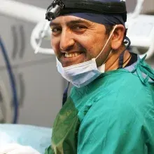 Dt. Ali Osman Emiroğlu — Diş Hekimi, İstanbul. Portre fotoğrafı.