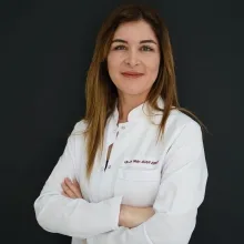 Op. Dr. Yıldız Acar Ebcim — Göz Hastalıkları, İstanbul. Portre fotoğrafı.