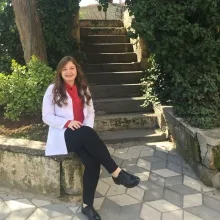 Fzt. Özge Özer — Fizyoterapi Ve Rehabilitasyon. Portre fotoğrafı.