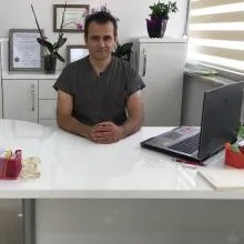 Dt. Alpaslan Aktürk — Diş Hekimi, Burdur. Portre fotoğrafı.