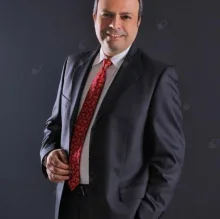 Op. Dr. Candan Hundemir — Beyin Ve Sinir Cerrahisi, İstanbul. Portre fotoğrafı.