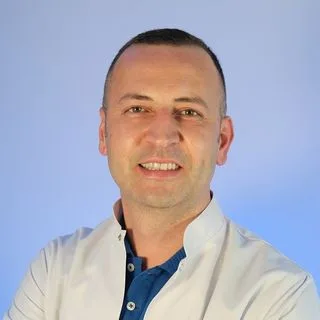 Dr. Dt. Servet Akyıldız — Denizli. Portre fotoğrafı.