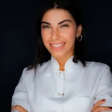Dt. Nesrin Sönmez — Diş Hekimi, İstanbul. Portre fotoğrafı.