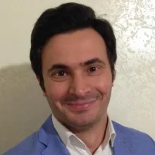 Uzm. Dr. Uğur Özdemir — Plastik Rekonstrüktif Ve Estetik Cerrahi, İstanbul. Portre fotoğrafı.