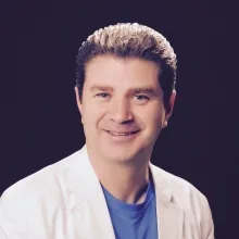 Dr. Öğr. Üyesi Enver Akbaş — İstanbul. Portre fotoğrafı.