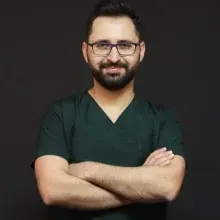 Uzm. Dt. Osman Saraç — Kocaeli. Portre fotoğrafı.