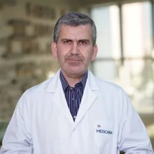 Prof. Dr. Özer Selimoğlu — Kalp Ve Damar Cerrahisi, Beylikdüzü, İstanbul. Portre fotoğrafı.