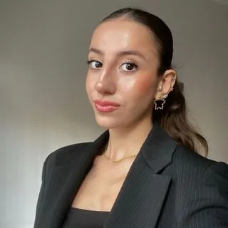 Fzt. Pınar Atasoy — Fizyoterapi Ve Rehabilitasyon. Portre fotoğrafı.