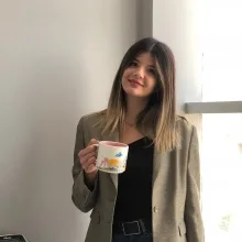 Dyt. Tuğçe Kelmendi — Diyetisyen. Portre fotoğrafı.