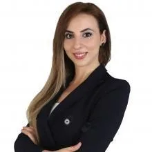 Dyt. Derya Zünbülcan — Diyetisyen, İzmir. Portre fotoğrafı.