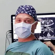 Prof. Dr. Ali Ender Ofluoğlu — Beyin Ve Sinir Cerrahisi, İstanbul. Portre fotoğrafı.