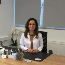 Uzm. Dr. Gizem Atakul — Çocuk Alerjisi, İstanbul. Portre fotoğrafı.