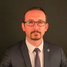 Doç. Dr. Hasan Emre Koçak — Kulak Burun Boğaz, İstanbul. Portre fotoğrafı.