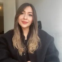 Psk. Ayça Ertaş — Psikoloji. Portre fotoğrafı.