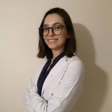Uzm. Fzt. Ayça Yağcıoğlu — Fizyoterapi Ve Rehabilitasyon, İstanbul. Portre fotoğrafı.