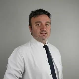 Op. Dr. Emre Özoran — Genel Cerrahi, İstanbul. Portre fotoğrafı.