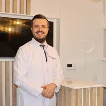 Uzm. Dt. Mustafa Onur Şengezer — Hatay. Portre fotoğrafı.