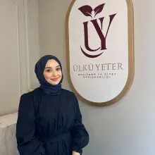 Dyt. Ülkü Yeter — Diyetisyen, Mersin. Portre fotoğrafı.
