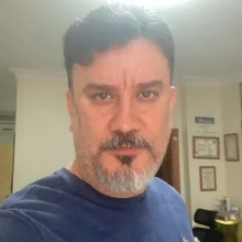 Doç. Dr. Veysel Antar — Beyin Ve Sinir Cerrahisi, İstanbul. Portre fotoğrafı.